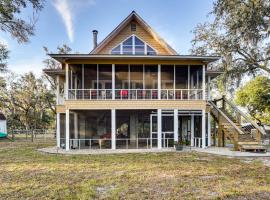 Dog-Friendly Home w/ Dock on Suwannee River!, hotel v destinaci Fanning Springs