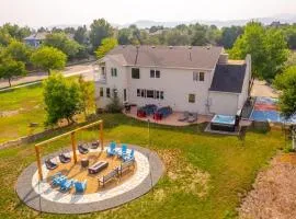 Huge Lodge w Pickleball & More 15 mins to Golden