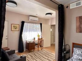 Downtown Midcentury Studio plus 3 mins to Farmers Mkt, hotel i Las Cruces