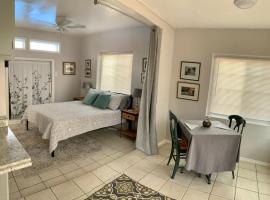 Studio with queen bed, pets ok, 3 min to Farmers mkt, hotel i Las Cruces