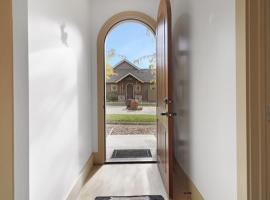 Cozy Vineyard Cottage at Veranda Beach, Hotel in Oroville