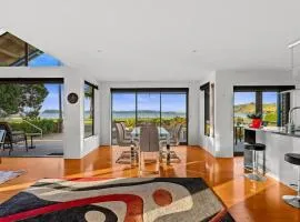 Stunning Beachfront Home - 15 minutes to Clevedon