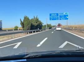 Maison fermée cause travaux merci pour la gêne occasionnée, hotel in Caria