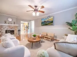 Marbella Lane - Charming 4BR Bungalo for Relaxing Retreat