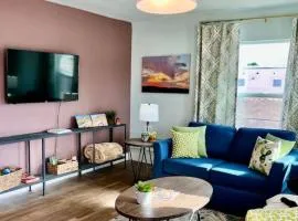 2 bed with Washer and Dryer, pets ok, 5 min to Farmers Market