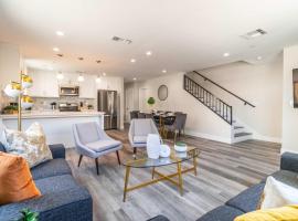 Modern 4BR Stay Premium Beds & Full Kitchen, Hotel in Burbank