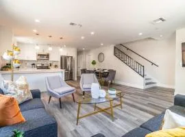 Modern 4BR Stay Premium Beds & Full Kitchen