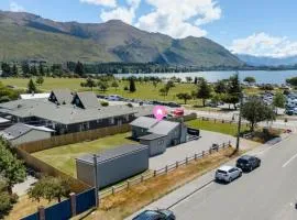 Central Wanaka Escape - Views of Lake and Mountains