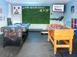 Ultimate Game Room Oasis for 12 - Private Patio - BBQ - 2 Kings - 6 TVs - Full-Body Massage Chair, hotel in Dallas