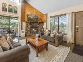 Bear Canyon: Large Cabin, Beautiful Views & HotTub，位于大熊湖的酒店