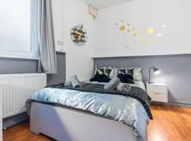 Modern 2-Bed flat NG7 Near QMC & Universities Long Stays Welcome