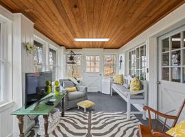 A-Frame with VIEWS - Walk to Downtown and Park - Pets OK, hotel a Mentone