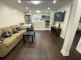 Adorable private 2 bedroom basement unit, hotel en Toronto