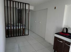 Kitnet a 1,6km da praia, hotel in Porto Belo