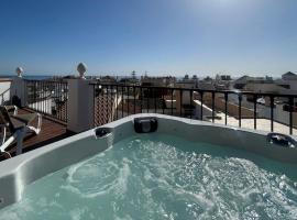 Luxury Apartment with Private Rooftop & Jacuzzi, hotel em Nerja