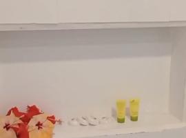 Modern 1BDR Farmstay Jasmeeruls Bayt Tuvurara, Savusavu，位于Rewasau的酒店