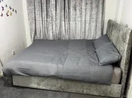 Spacious 5 bedroom house near Wood Green station, London