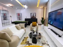 2-Bedroom Apartment with Pool, Gym, Tennis & Snooker in Lekki Ajah, Hotel in Lekki