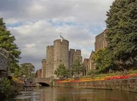 Canterbury City Retreat -2 Bedroom Home