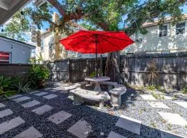 Cozy 1BR • Courtyard + Shared Deck