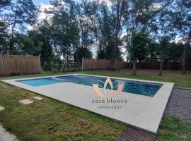 Quinta casa blanca, hotel in Cañuelas