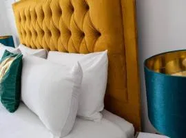 Central Location! 15 mins to Airport & City Centre 2 mins to High St & Train Station FREE Parking!!