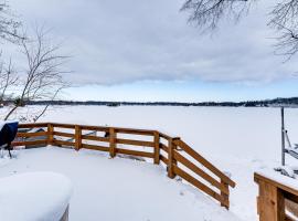 Ice Fish, Ski and Explore Mukwonago Lake House!, hotel a Mukwonago