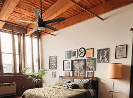 420 Friendly BOHO Loft Downtown KING suite FREE parking