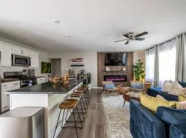 Modern Luxe 3B2B - Hot Tub - Game Room - EV Charger - Walk to Downtown LS