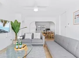 Beachfront Escape Broadbeach - 2BD, Pool, Sleeps 7