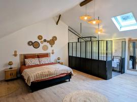 Gîte des Remparts près de Clermont, confort et charme - FR-1-582-541, Hotel in Auzon