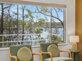 Waratah Lakeside Blossom Villa, ξενοδοχείο σε Nelligen