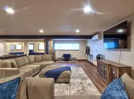 Vintage Terrace Spacious Historic Getaway Hot Tub