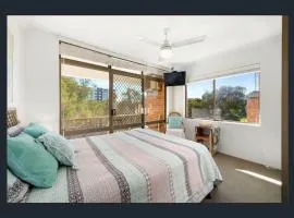 Breezy beachside budget unrenovated apartment in resort style - pool, sauna, & spa Sandcastles 208