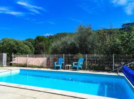 Charming holiday home with swimming pool, Hotel in Carnoulès