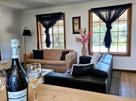 The Little Benalla Escape - Cosy Country Getaway: Benalla şehrinde bir otel