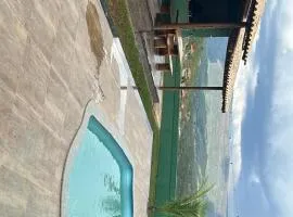 Casa vista da serra verde