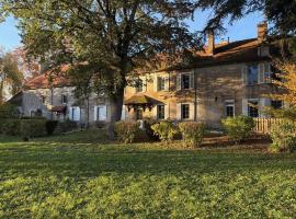 Gîte de charme avec jardin paisible à Souvigny - FR-1-489-583, hotel i Souvigny