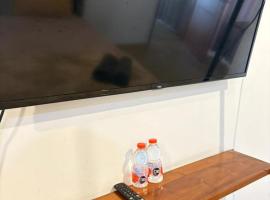 Seven Living Tamansari Mahogany Karawang، فندق في كراوانغ