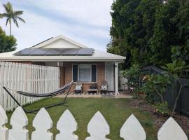 Private Garden Studio - Walk to Beach, hotel in Byron Bay