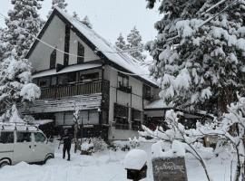 Twin Peaks Lodge, ξενοδοχείο στη Χακούμπα