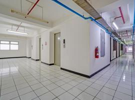 OYO 95064 Gunung Putri Skyland, hôtel à Pabuaran Satu