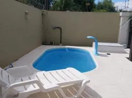 Casa com piscina no Laranjal