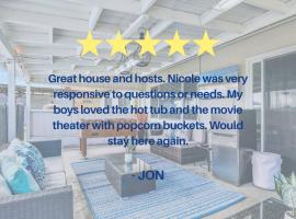 Family Retreat w/ Theater, Pool & Outdoor Dining, hotel a Chula Vista