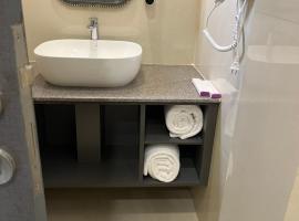 Hotel The Ram Lakhan - Near Ram Mandir Ayodhya Luxurious & Comfortable Stay، فندق في Ayodhya