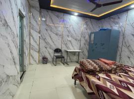 Luxury Heaven Hostel for students, parents and guests, Hotel in Chaheru