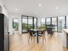 Sunny Retreat with Balcony in Canberra CBD - Hosted by Canstay