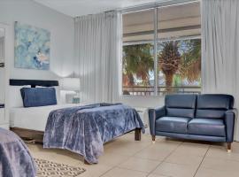 Sunset Suite - Private Balcony Gym & Pool, hotel u gradu Raskin