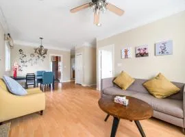 Cozy Stay in Metrotown Steps to SkyTrain