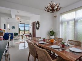 Ultra Luxe 3BR Pool Villa - Near Calangute with Scenic Field Views & Modern Interiors, hotel v mestu Sangolda